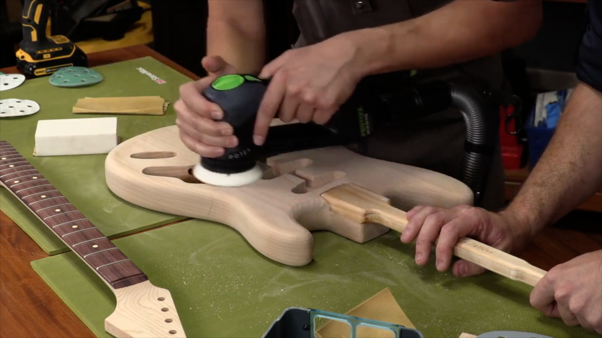 Préparation de la guitare de ponçage corps