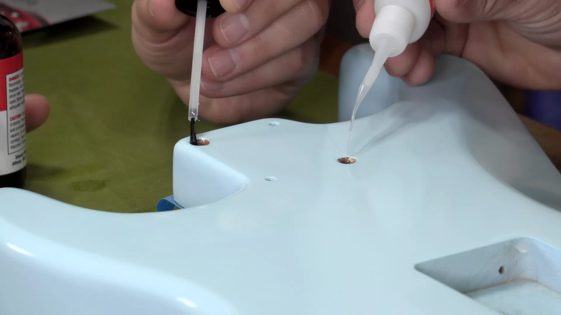 Sceller les endroits où se trouvaient les vis super glue