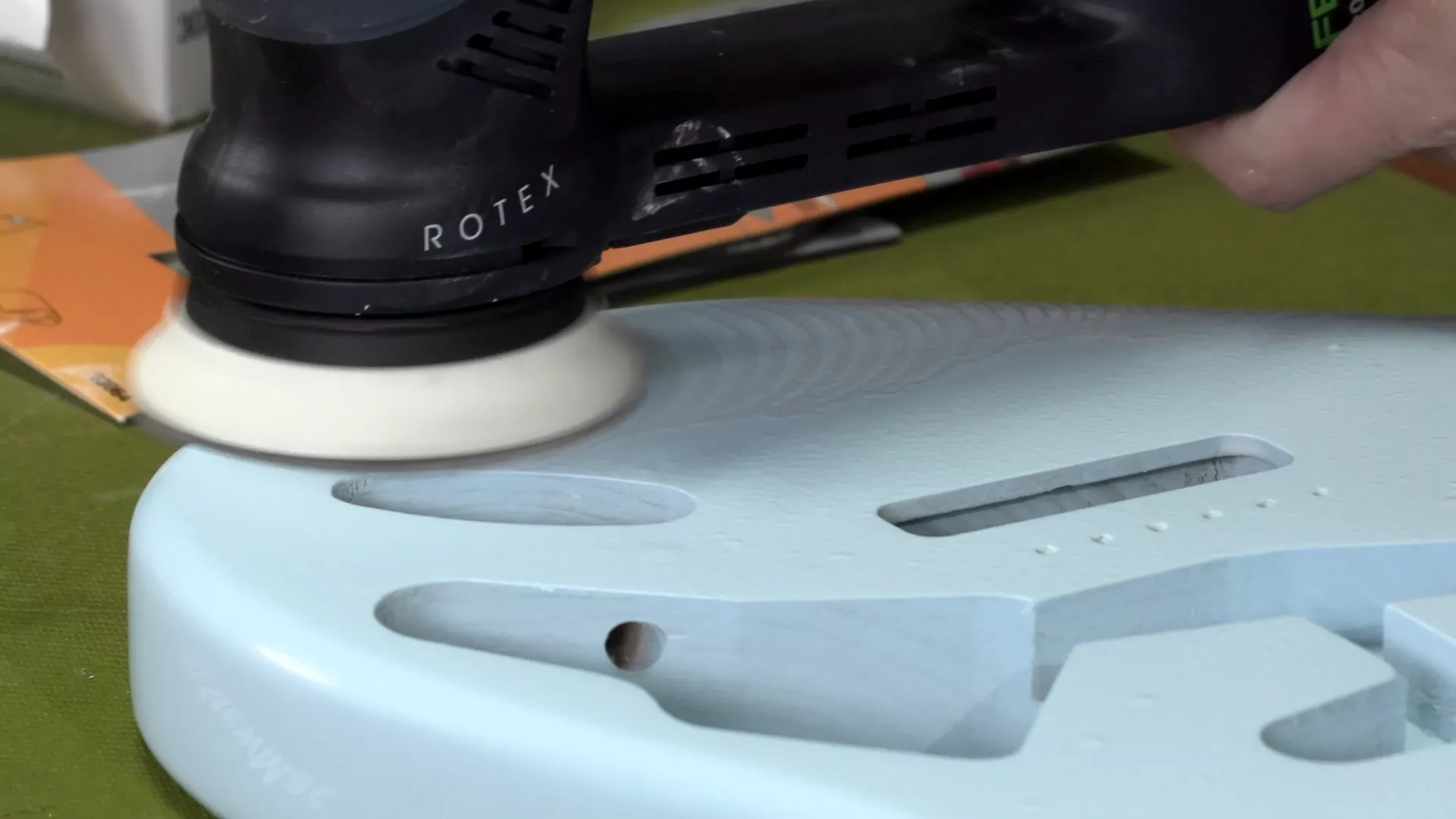 Finition avec du papier de verre grain 1,200