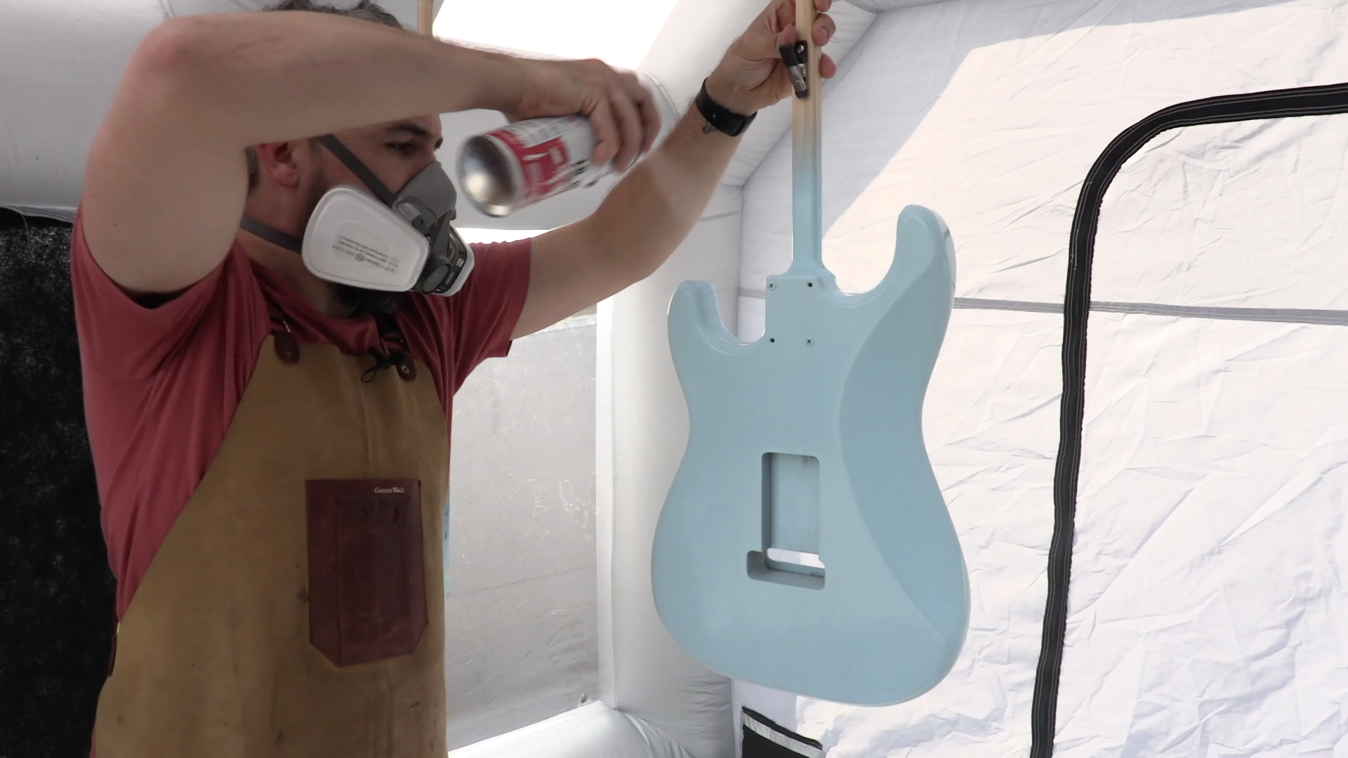 Pulvérisation de corps guitare avec laque