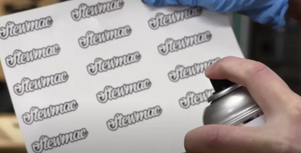 Vaporiser le papier avec une légère couche de laque brillante