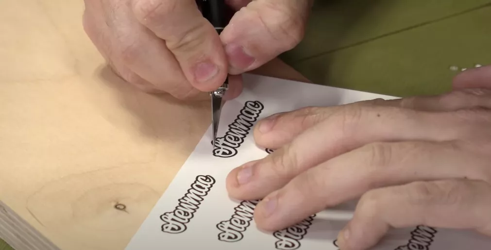 Découpe de l'autocollant de la tête