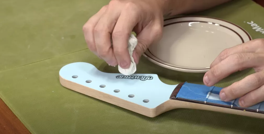 Application de l'autocollant sur la tête