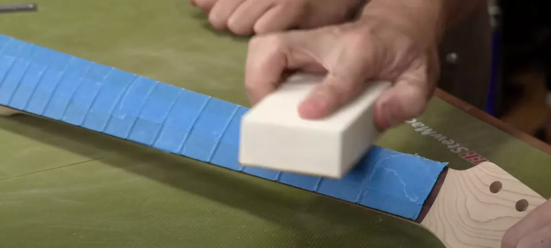Bloc de mousse blanc avec du papier abrasif 320
