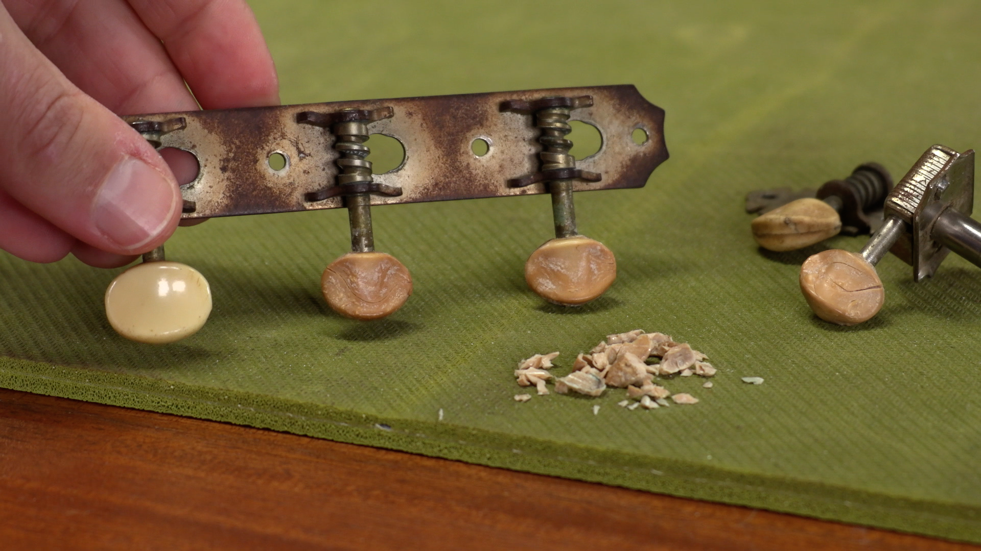 Réparer les boutons de tuner effilochés d'Albert Lee