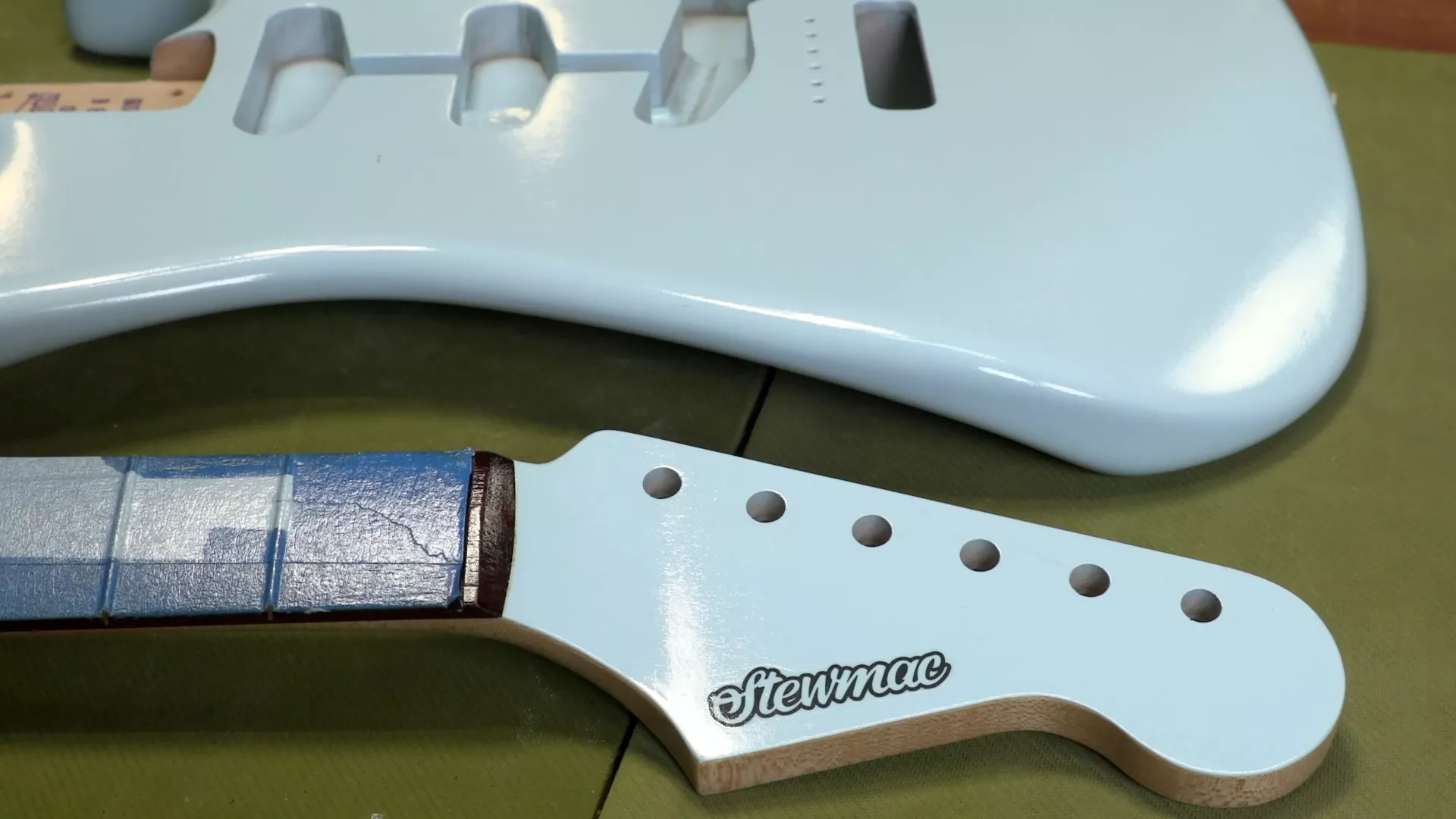 Guitare prête pour le ponçage et le polissage humides finaux