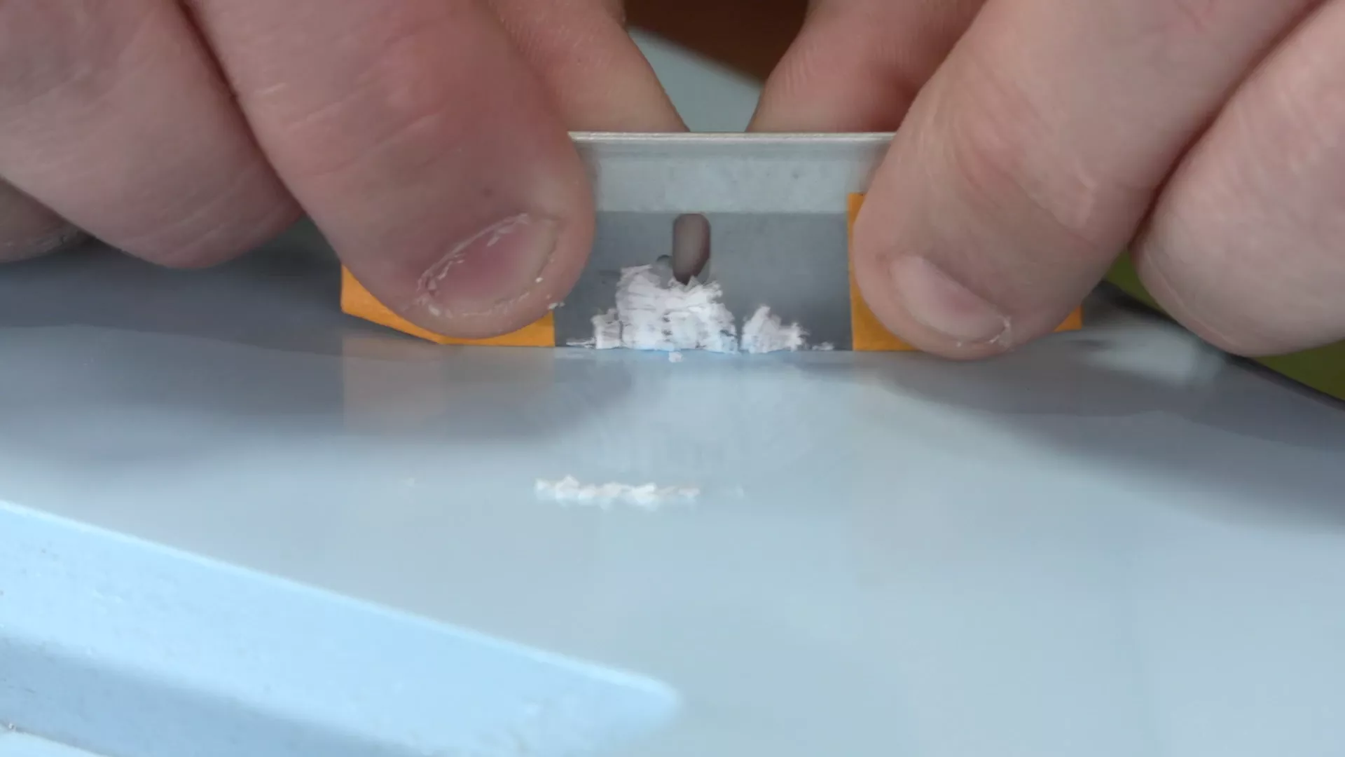 faire glisser le goutte de remplissage avec le rasoir