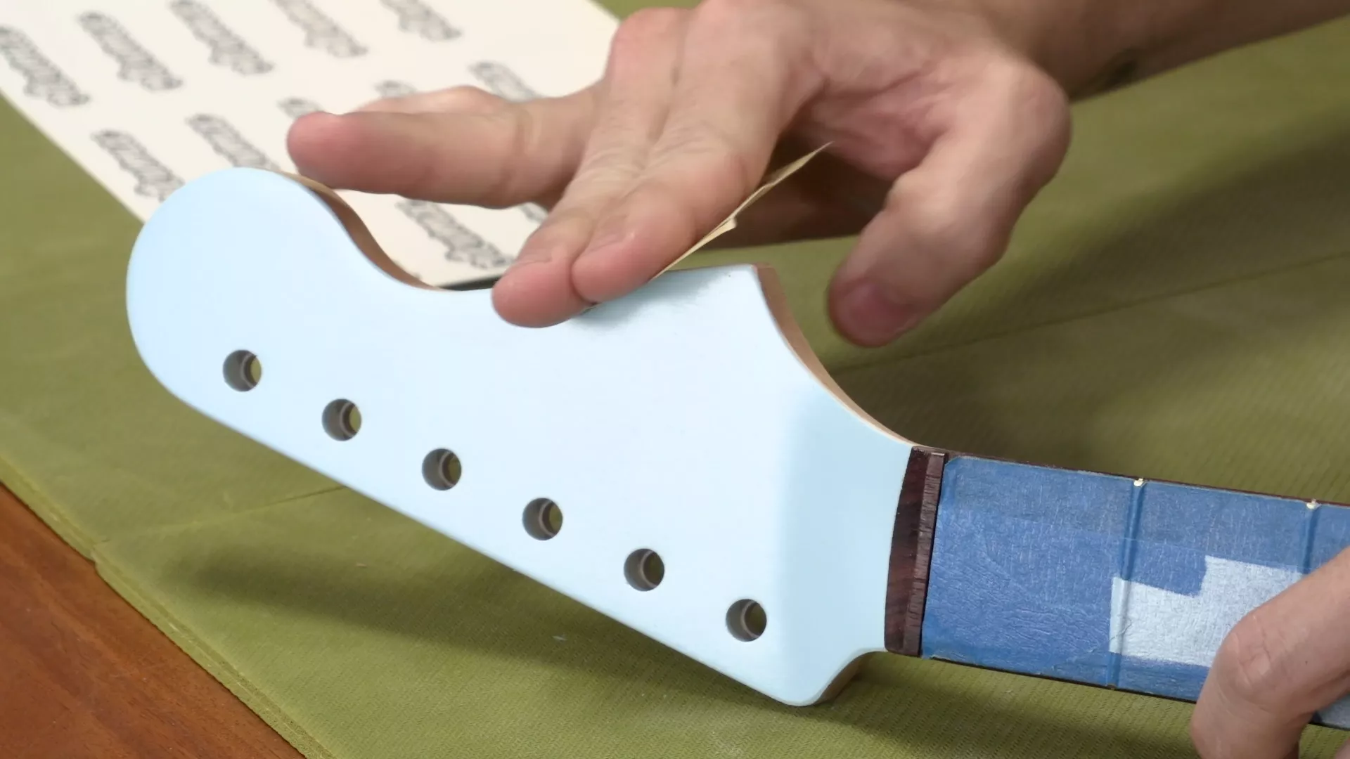 Poncer légèrement autour des bords