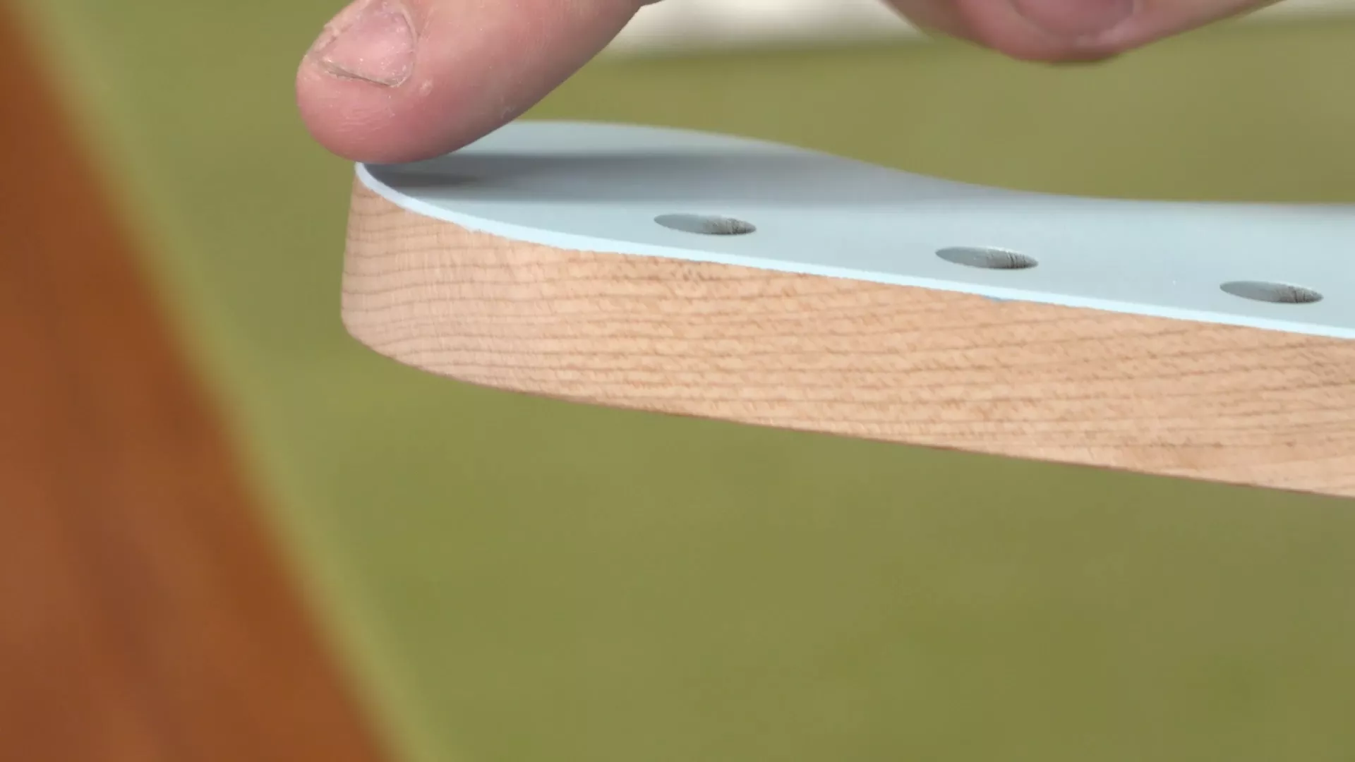 Retrait du ruban adhésif et inspection du cou