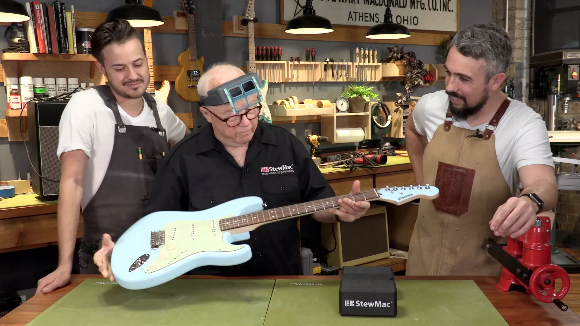 Dan inspecte la qualité du travail de finition