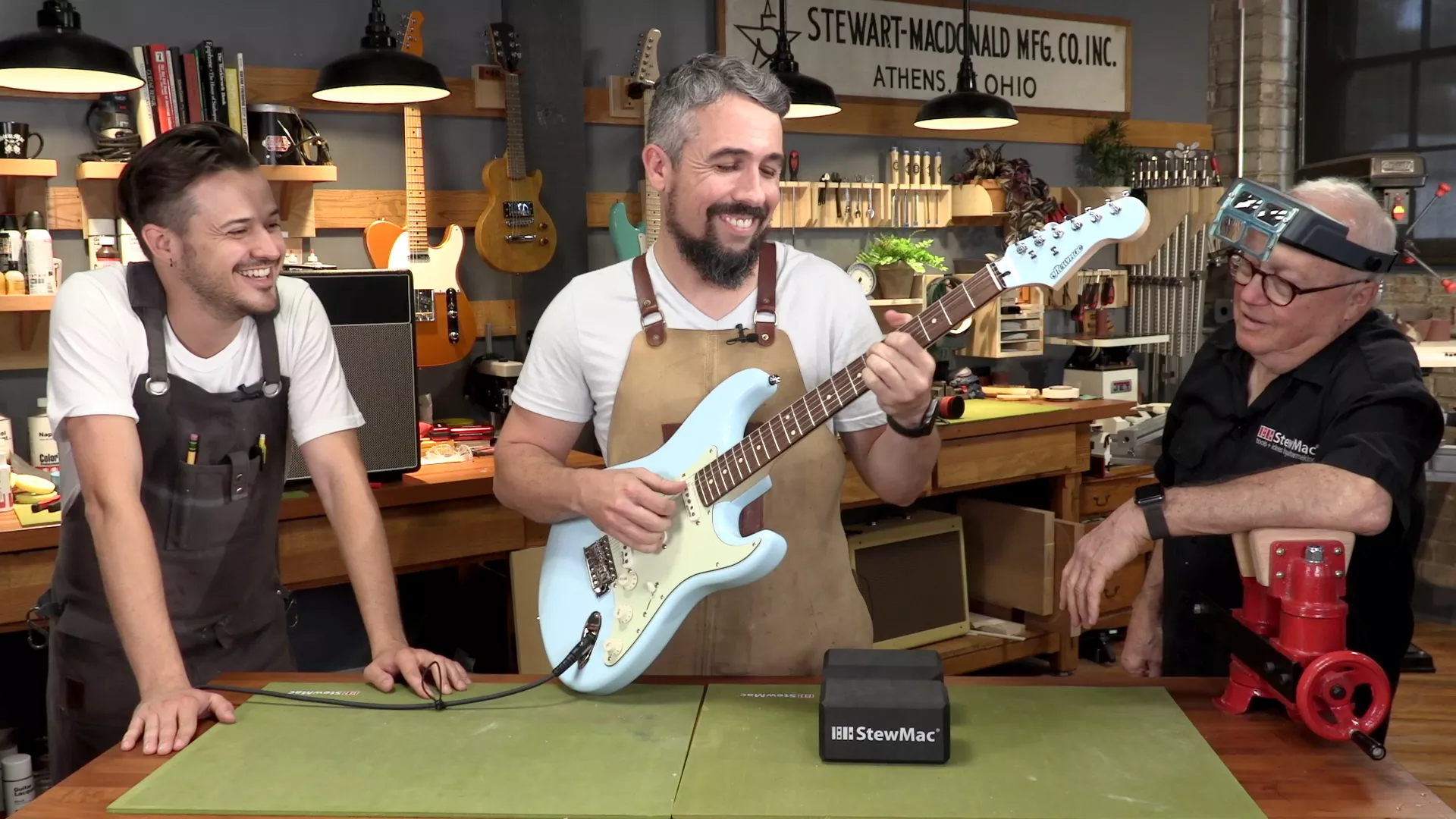 Jouer une guitare finie