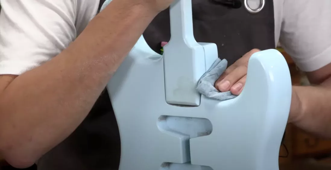 Lustrage à la main des zones courbes