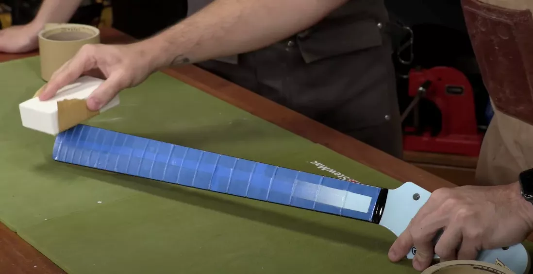 Retrait du ruban adhésif du touche 