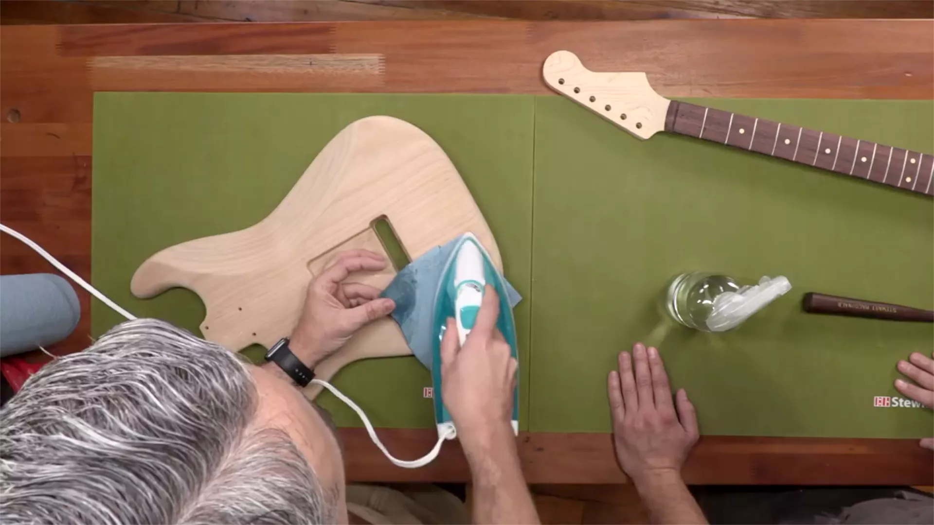 Fixation d’une bosse dans un corps de guitare