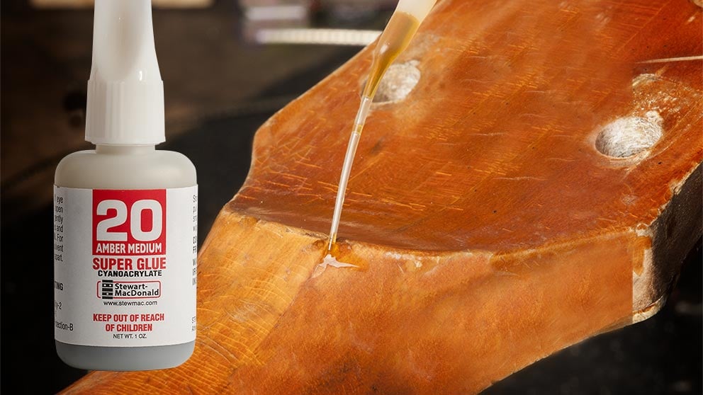 Puce de laque dans une manche de guitare vintage remplie de super glue teintée ambrée.