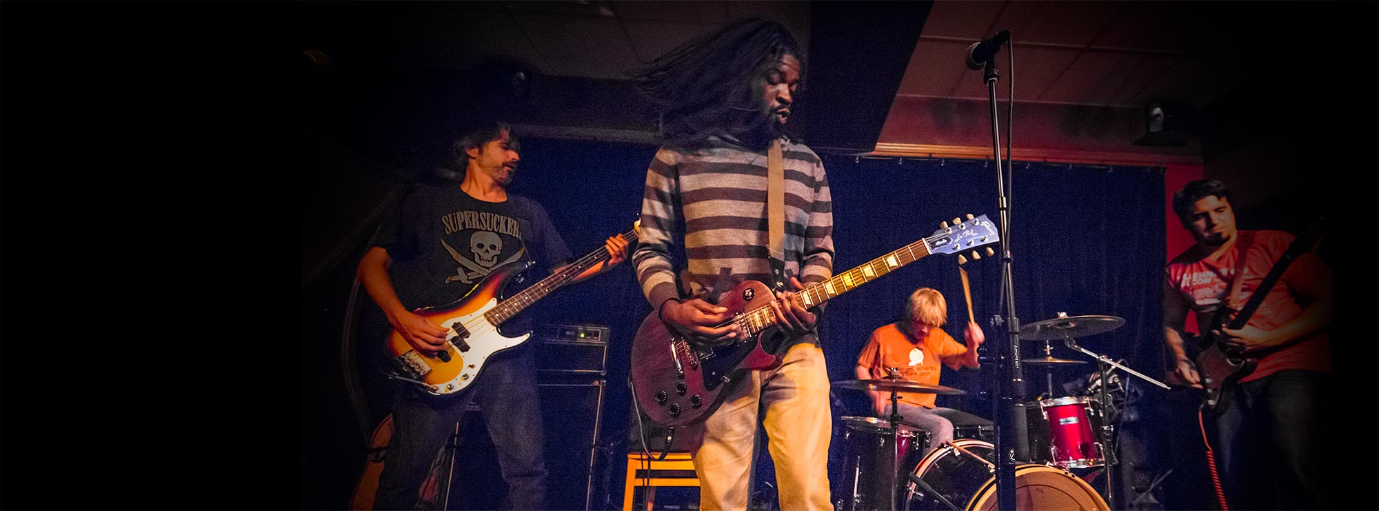 Groupe de rock jouant un spectacle en direct