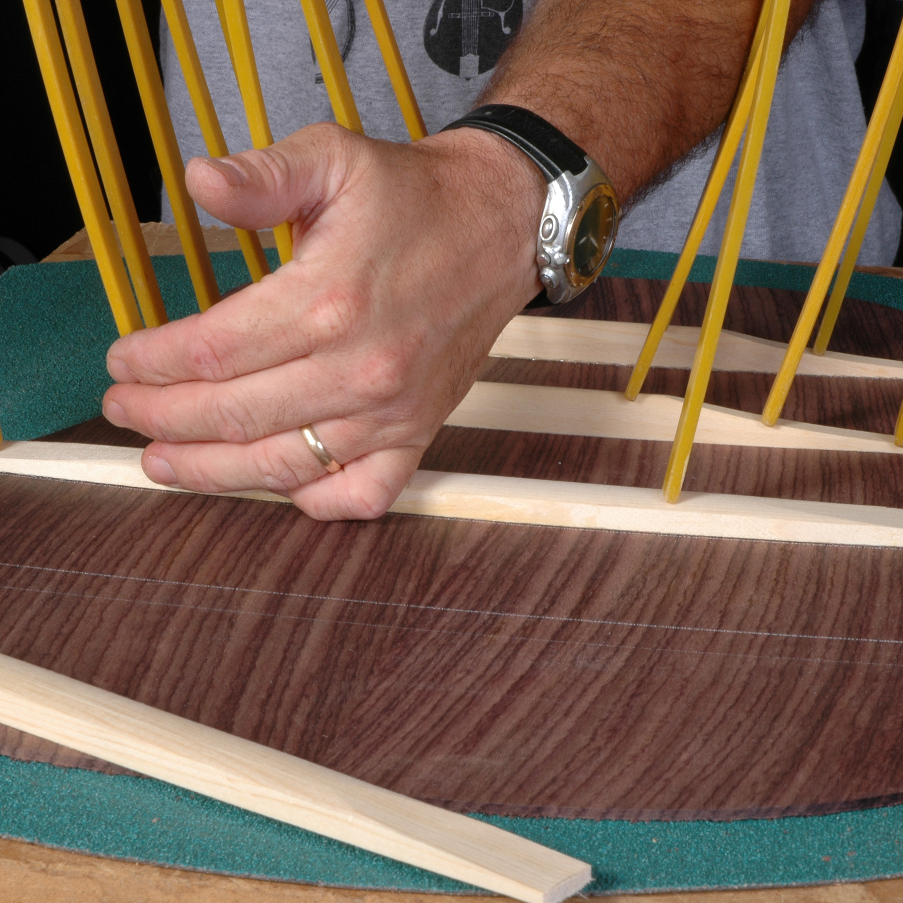 Système de serrage de barre de guidage pour la guitare moderne