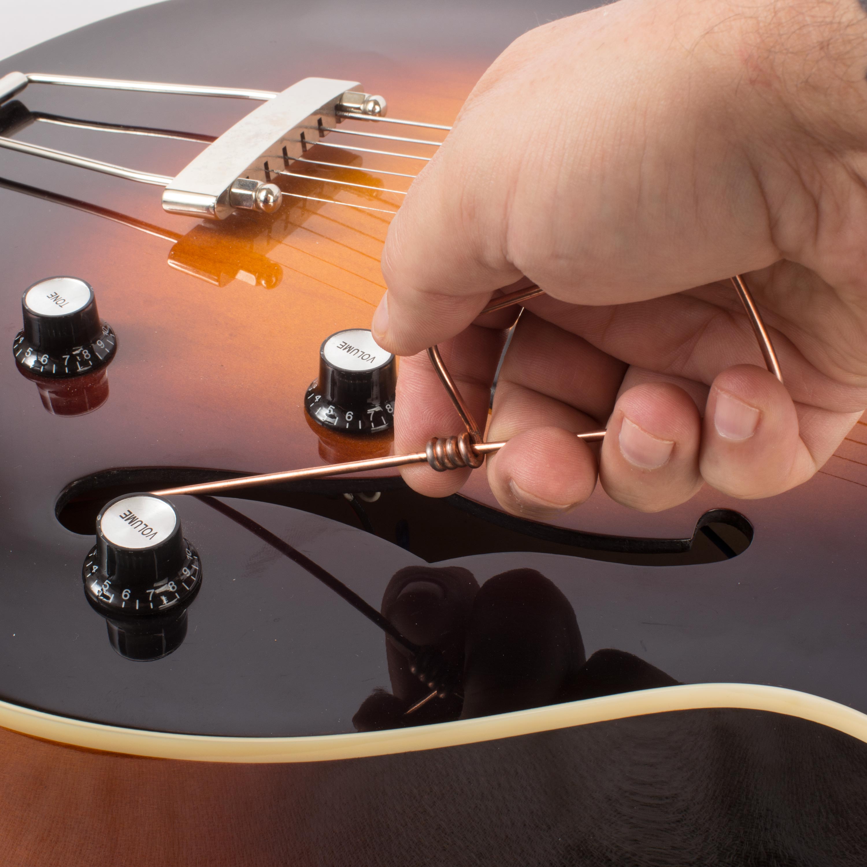 Guitare d’arche aidant la main
