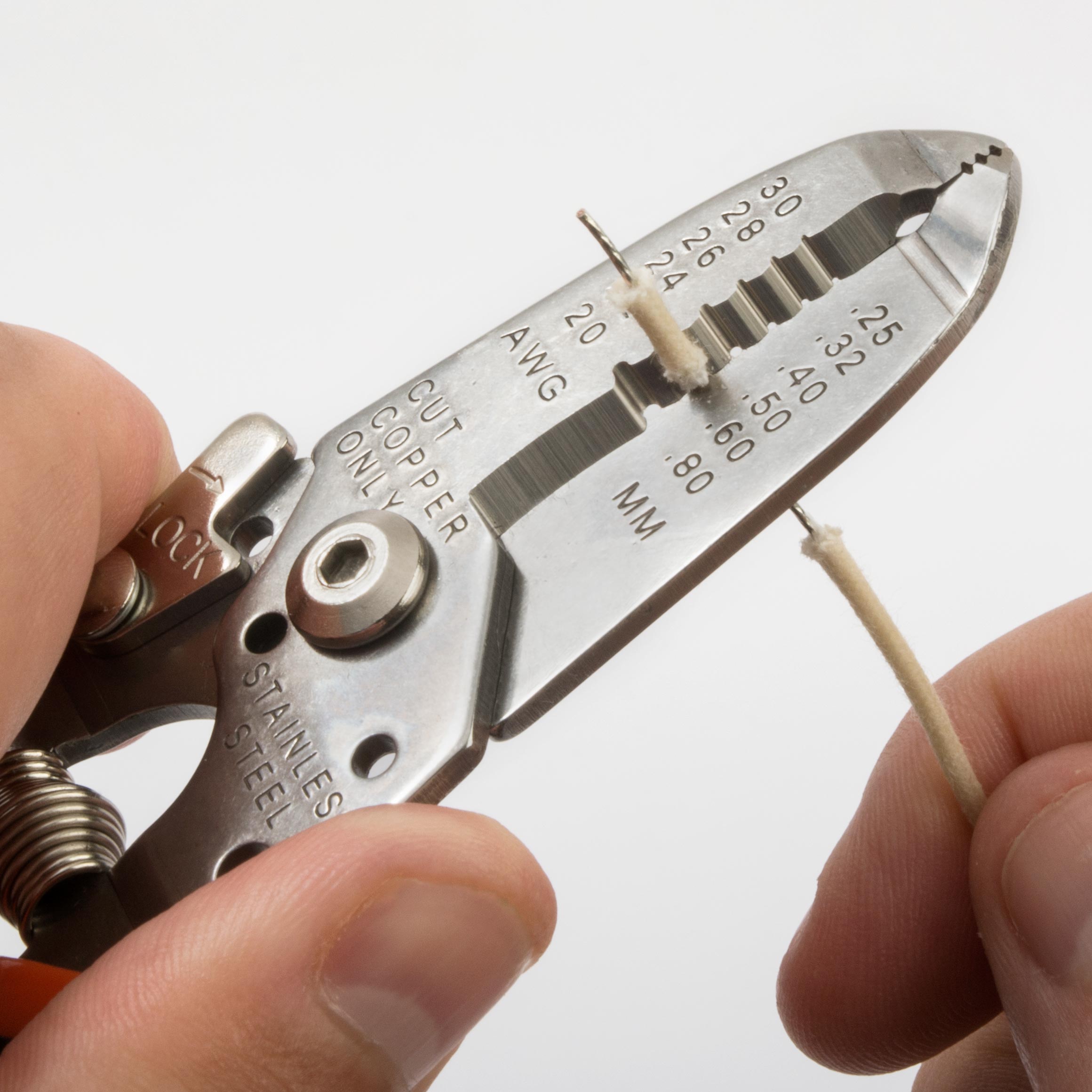 Dénudeur de fils de calibre fin