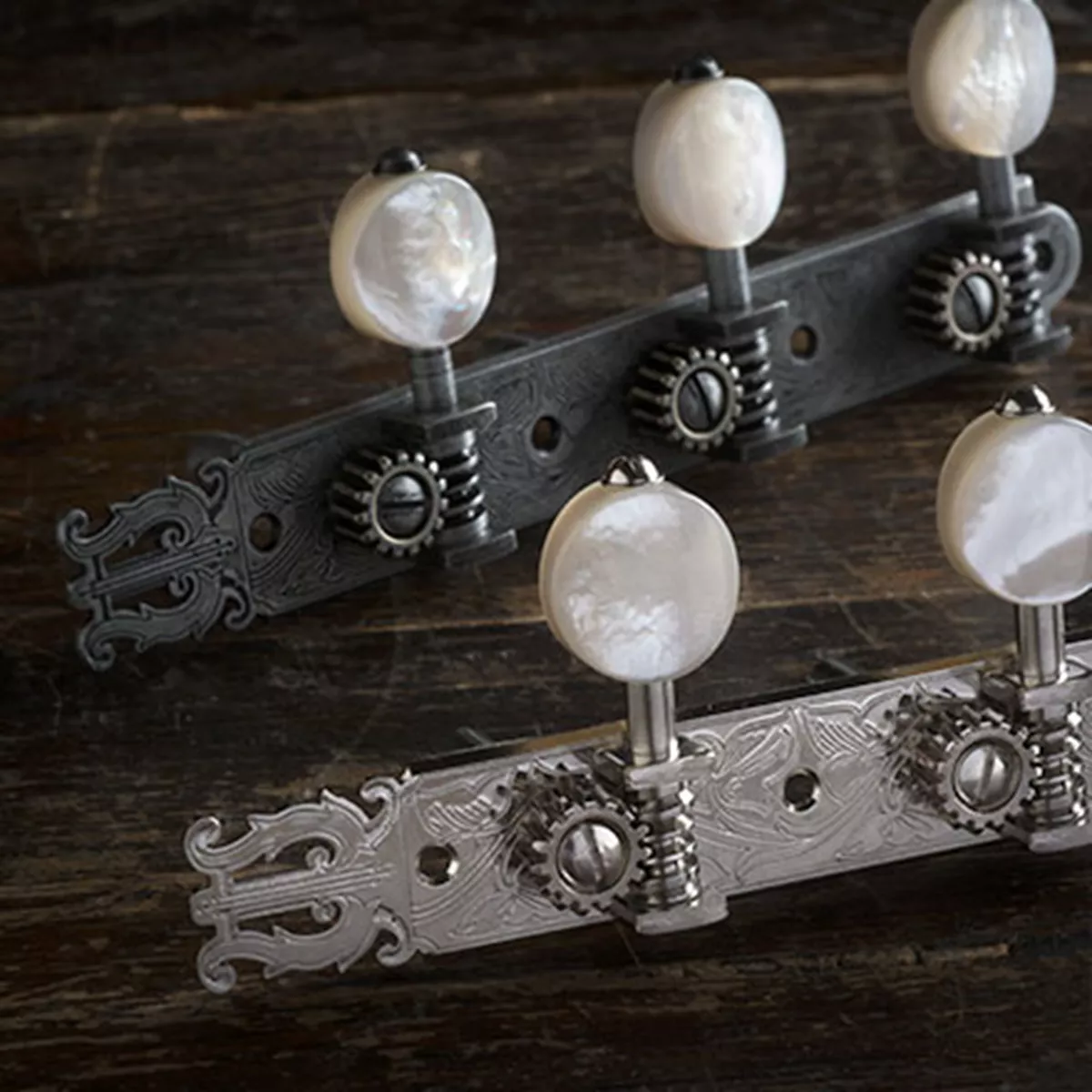 Golden Age 1,19 Tuners de guitare de restauration avec boutons en nacre pour têtes à fente Golden Age 1,19 Tuners de guitare de restauration avec boutons en nacre pour têtes à fente