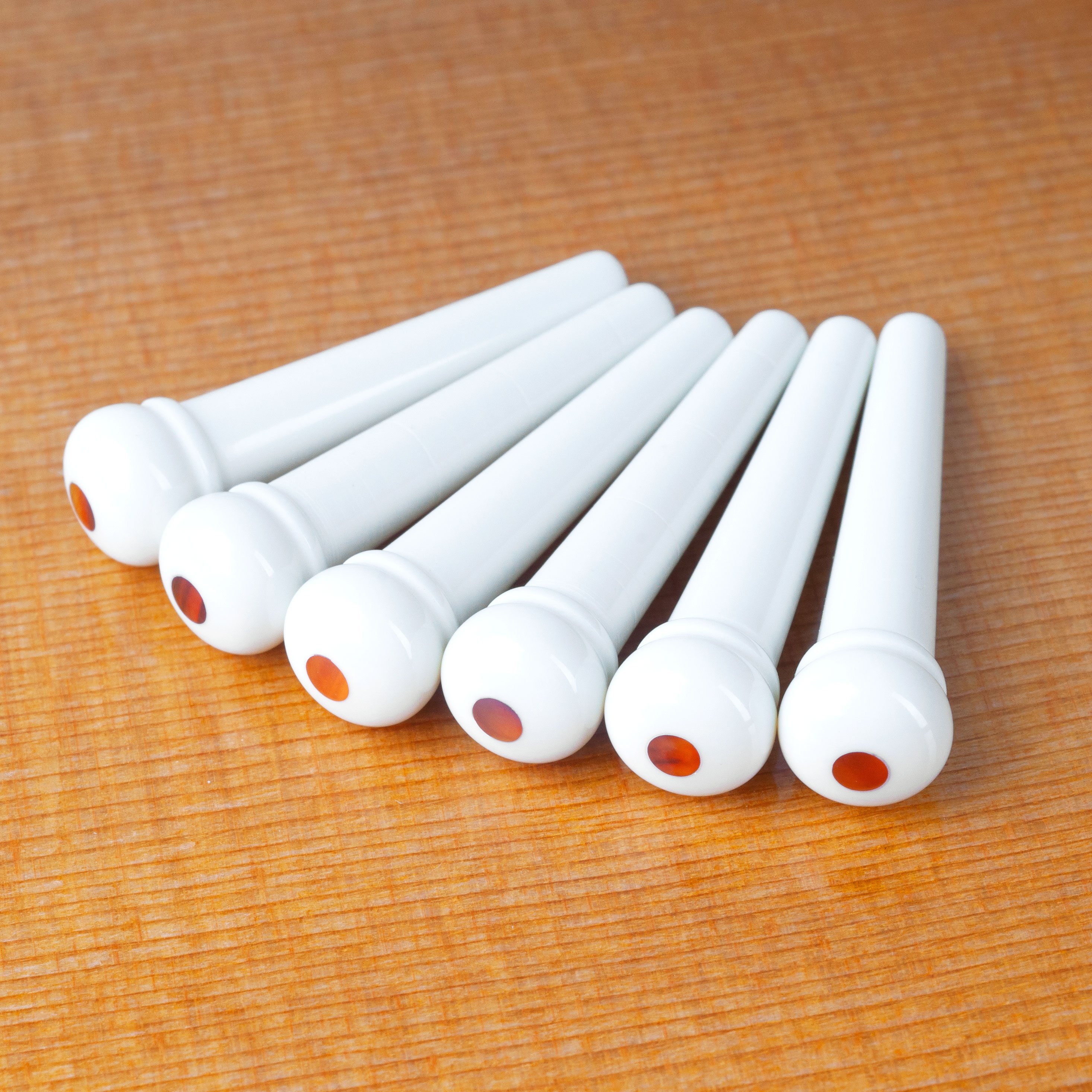 Goupilles de pont blanches ondulées avec incrustation Tortoise rouge