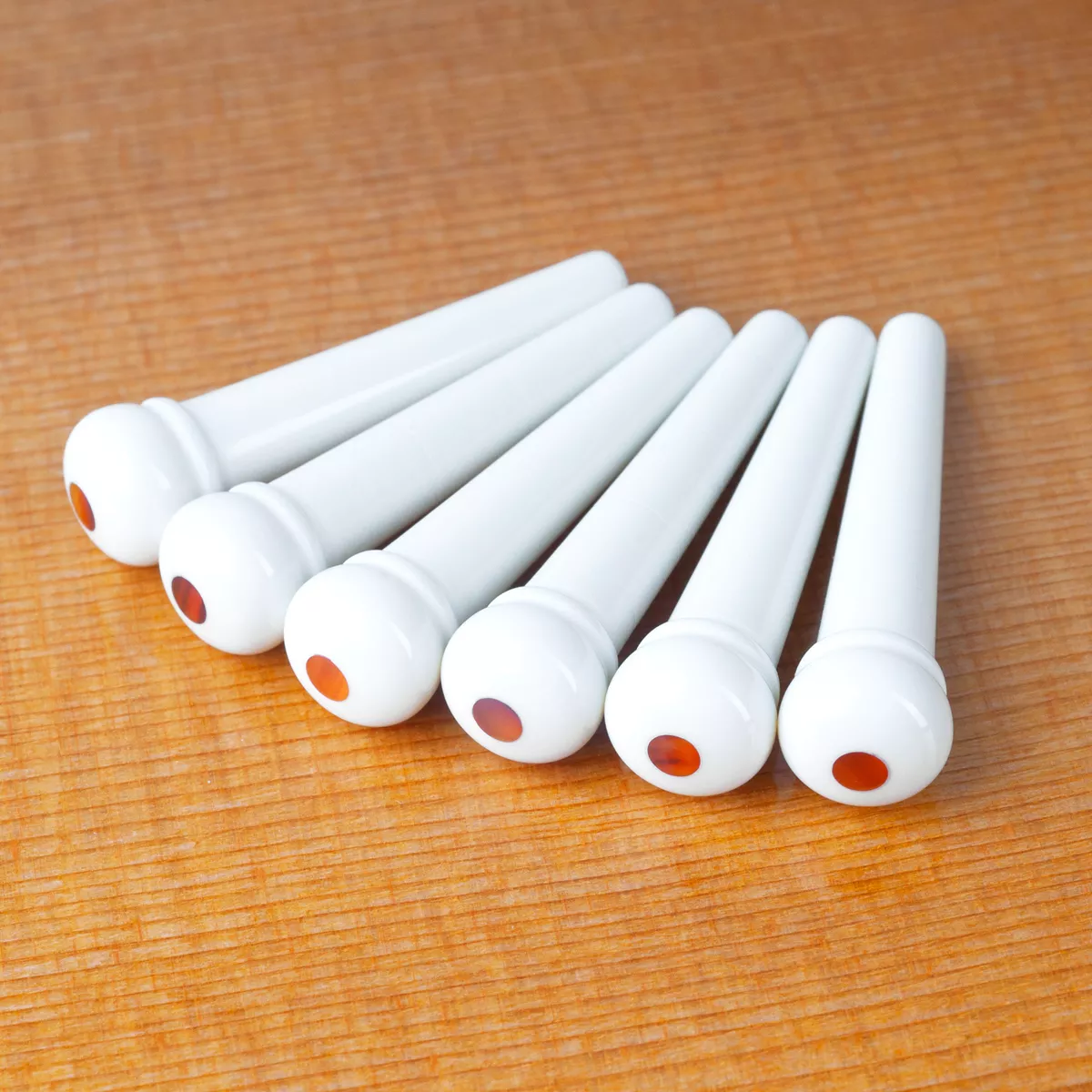 Goupilles de pont blanches ondulées avec incrustation Tortoise rouge Goupilles de pont blanches ondulées avec incrustation Tortoise rouge