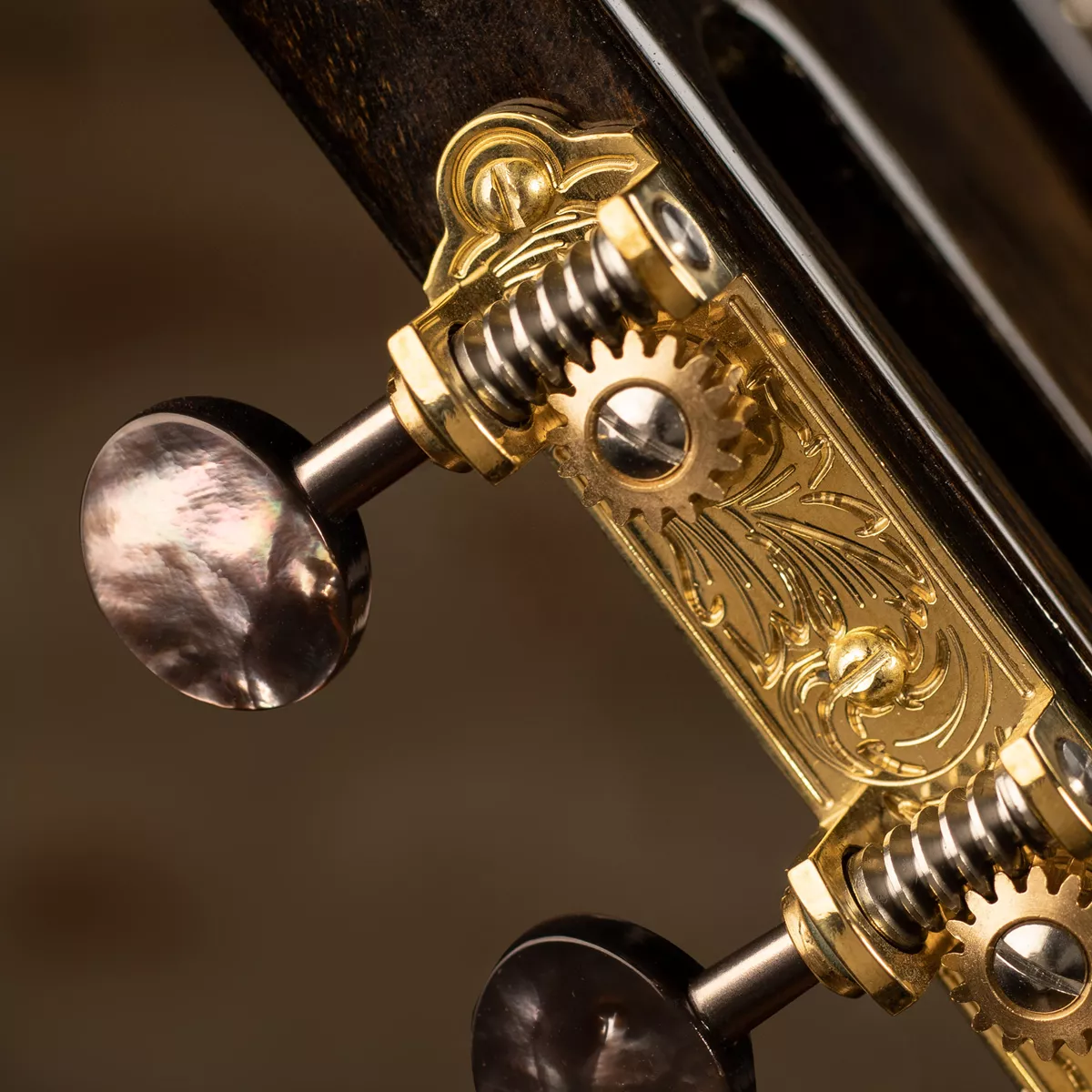 Tuners de guitare Waverly 3-On-Plate avec boutons en perle noire pour têtes d’index fendues Tuners de guitare Waverly 3-On-Plate avec boutons en perle noire pour têtes d’index fendues