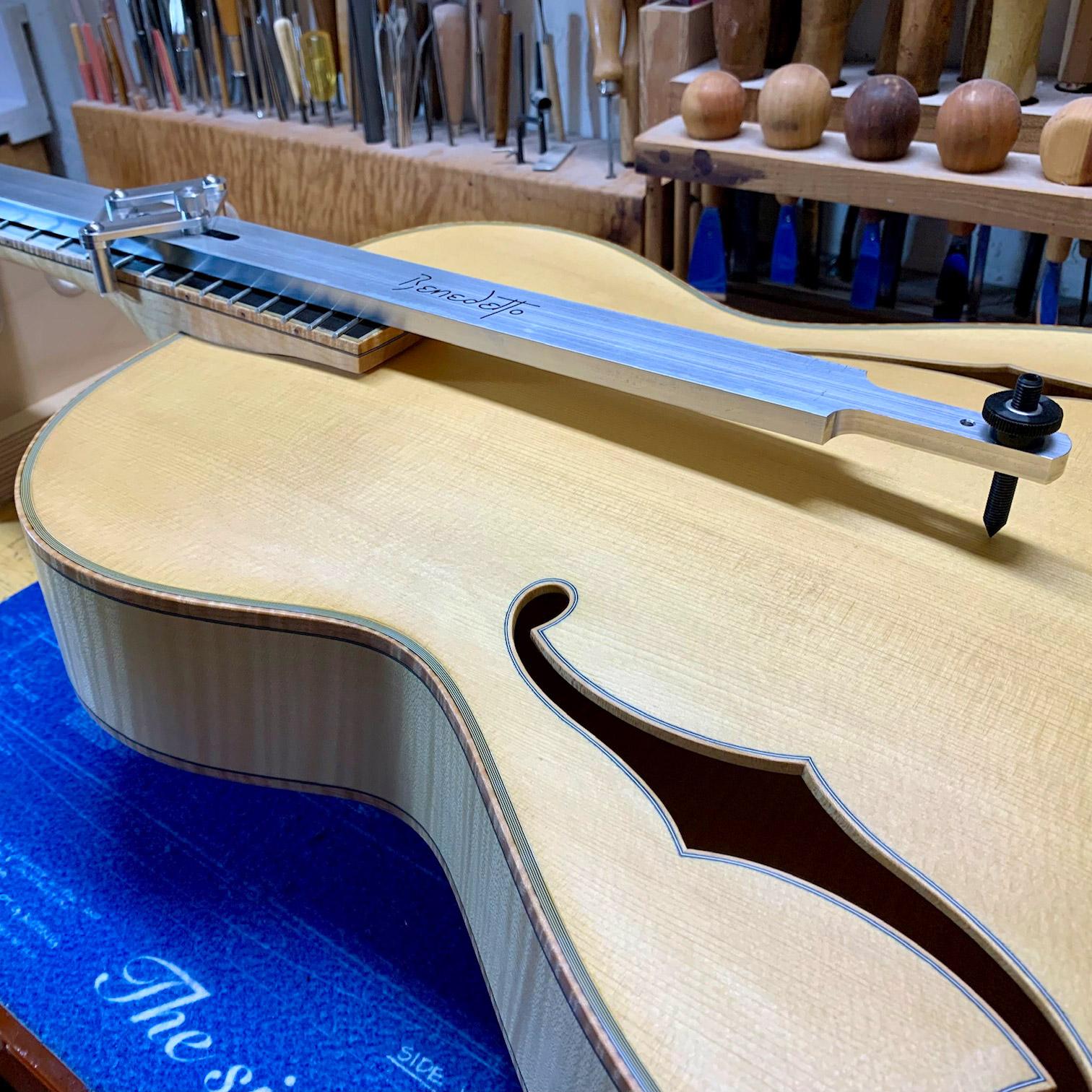 Gabarit d’alignement du manche Benedetto Gabarit d’alignement du manche Benedetto