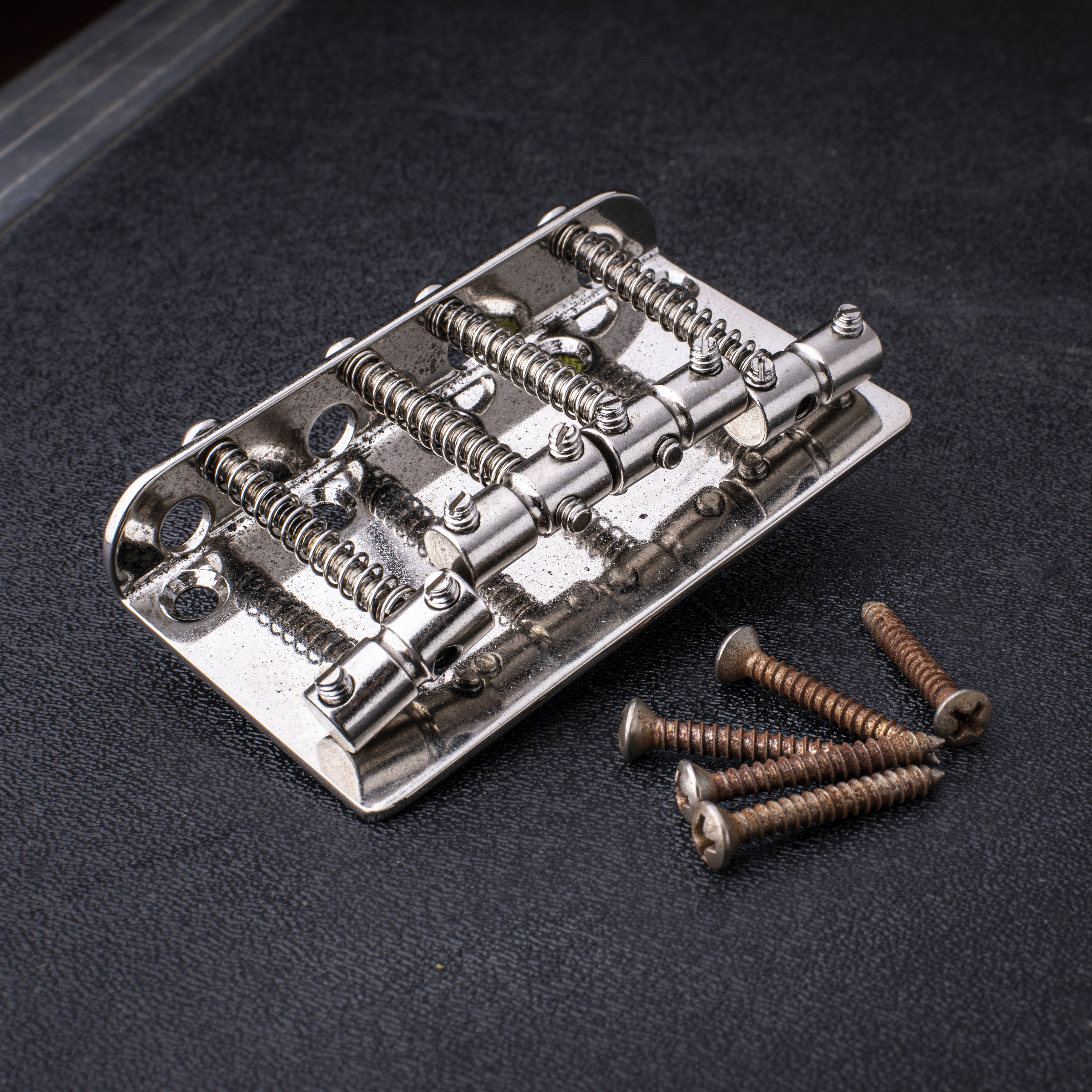 Chevalet GuitarSlinger pour basses 4 cordes avec pontets rainurés vieilli stabilisé par réfrigération