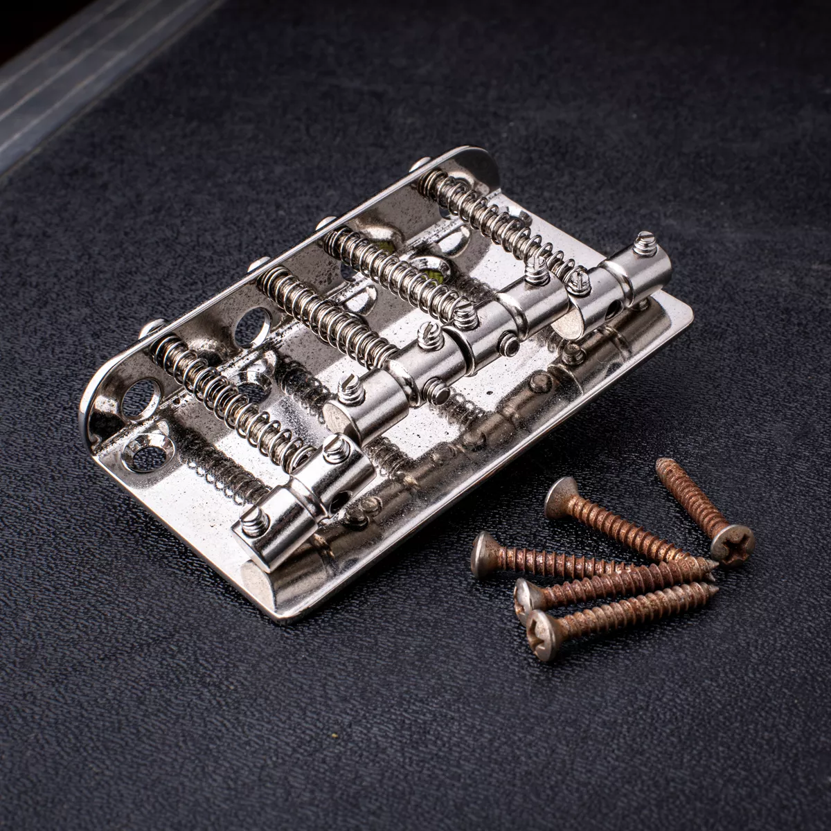 Chevalet GuitarSlinger pour basses 4 cordes avec pontets rainurés vieilli stabilisé par réfrigération Chevalet GuitarSlinger pour basses 4 cordes avec pontets rainurés vieilli stabilisé par réfrigération