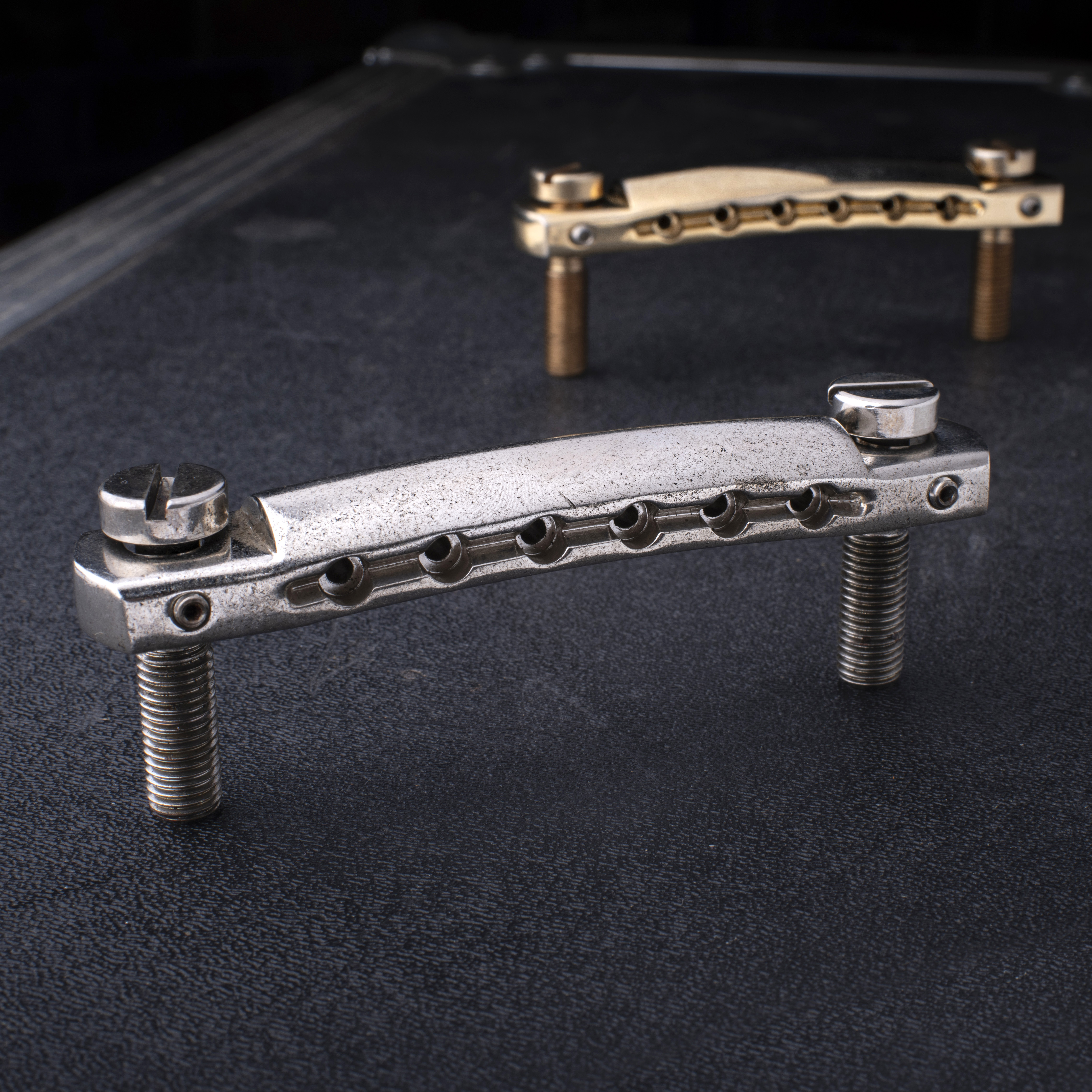 Chevalet Wraparound GuitarSlinger en aluminium vieilli stabilisé par réfrigération Chevalet Wraparound GuitarSlinger en aluminium vieilli stabilisé par réfrigération