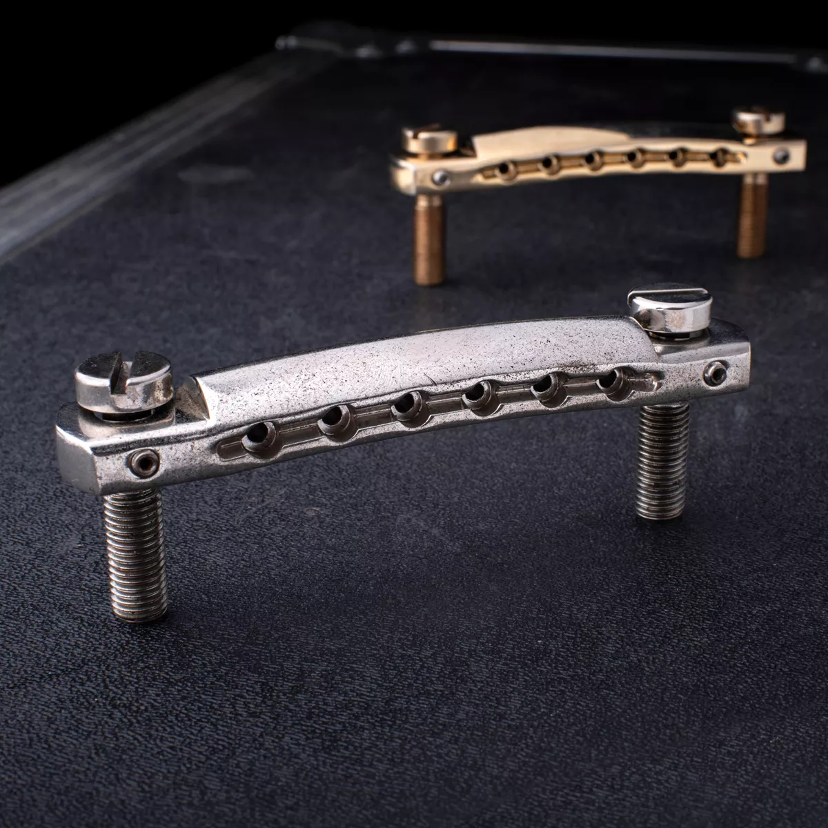 Chevalet Wraparound GuitarSlinger en aluminium vieilli stabilisé par réfrigération Chevalet Wraparound GuitarSlinger en aluminium vieilli stabilisé par réfrigération