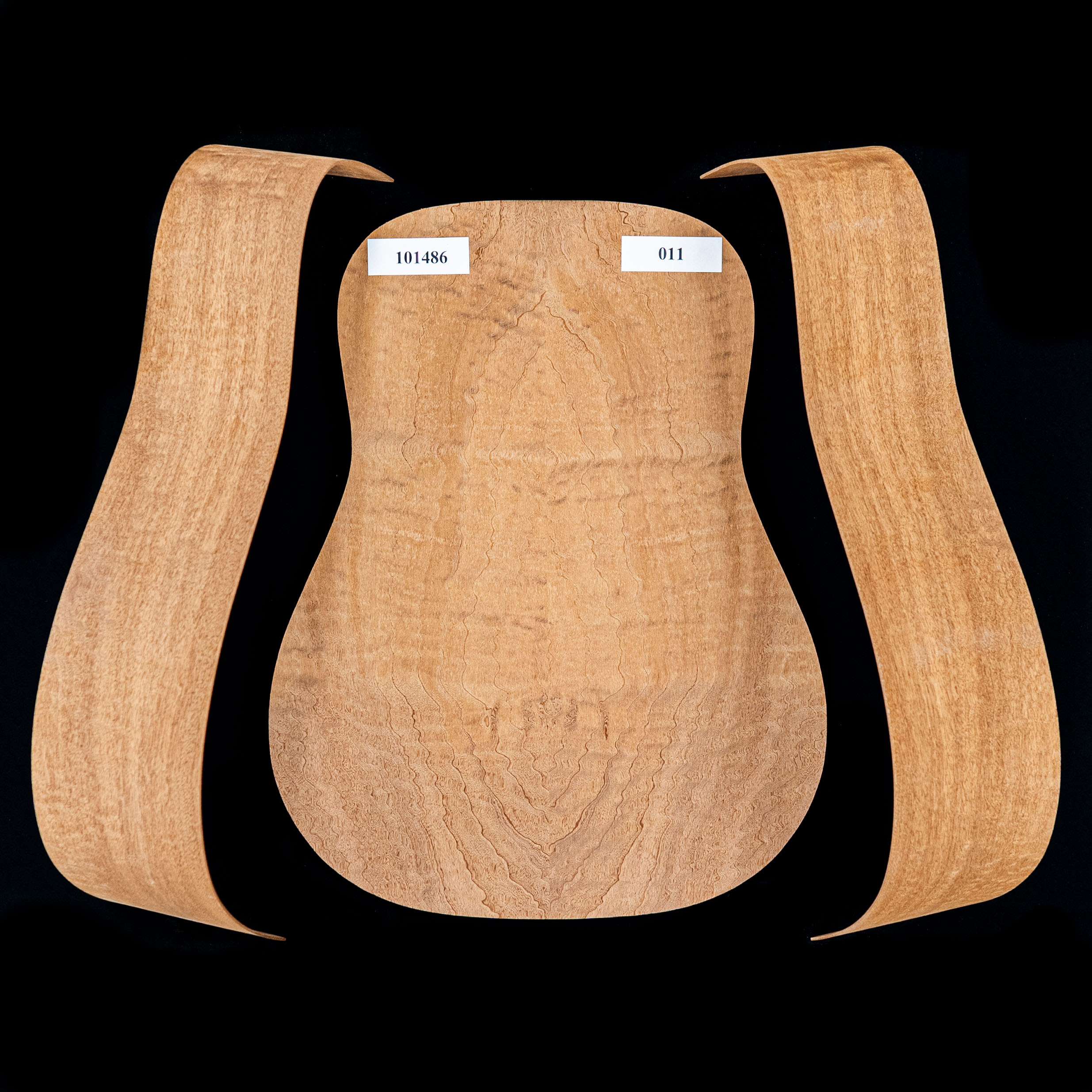 Figure Sapele jointe à l’arrière + paire d’éclisses pliées pour guitare Dreadnought - 011 Figure Sapele jointe à l’arrière + paire d’éclisses pliées pour guitare Dreadnought - 011