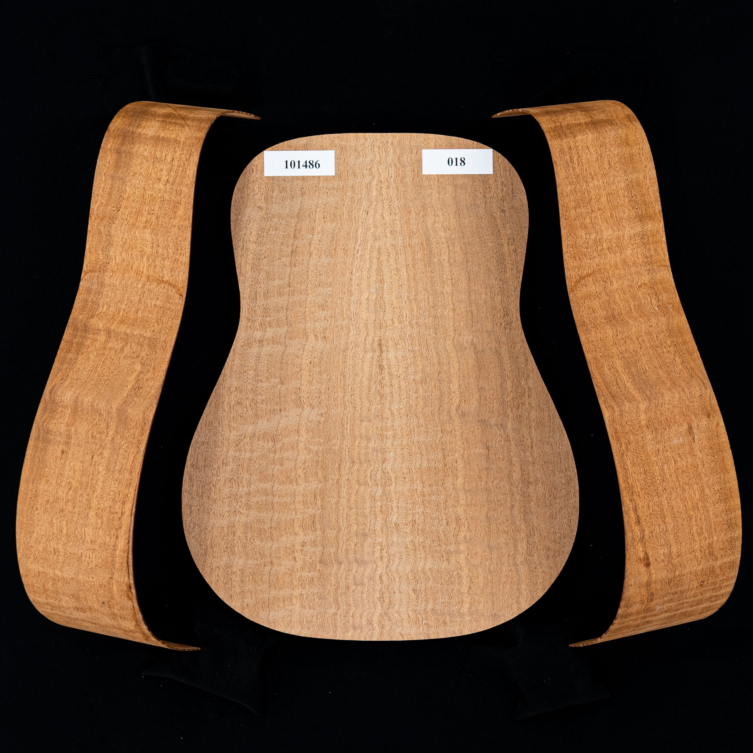 Figure Sapele jointe à l’arrière + paire d’éclisses pliées pour guitare Dreadnought - 018 Figure Sapele jointe à l’arrière + paire d’éclisses pliées pour guitare Dreadnought - 018