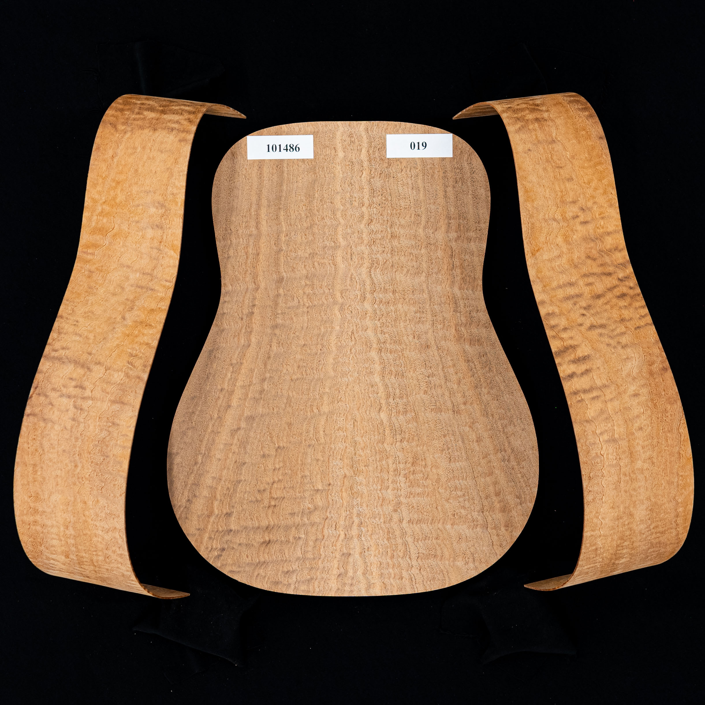 Figure Sapele jointe à l’arrière + paire d’éclisses pliées pour guitare Dreadnought - 019 Figure Sapele jointe à l’arrière + paire d’éclisses pliées pour guitare Dreadnought - 019