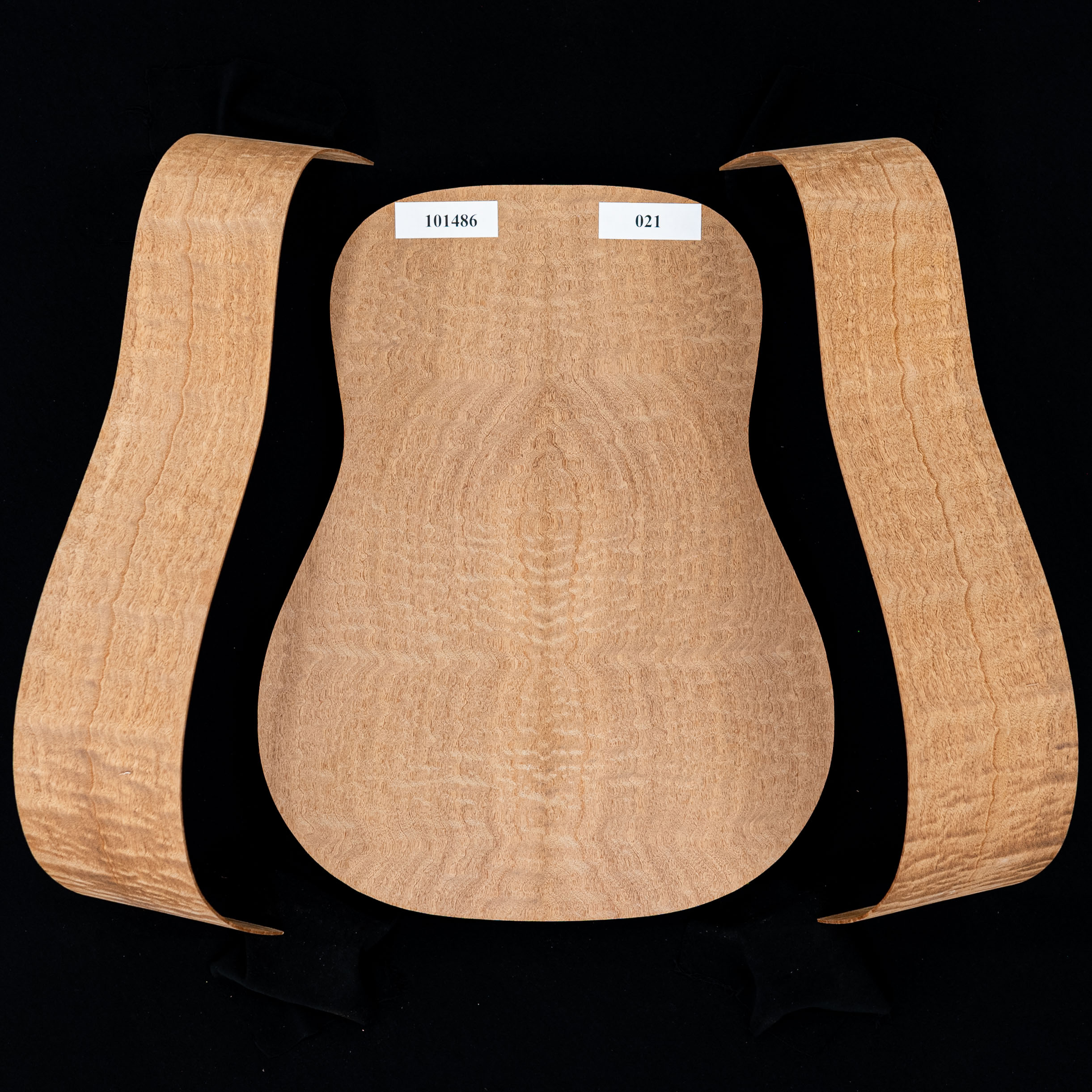 Figure Sapele jointe à l’arrière + paire d’éclisses pliées pour guitare Dreadnought - 021 Figure Sapele jointe à l’arrière + paire d’éclisses pliées pour guitare Dreadnought - 021