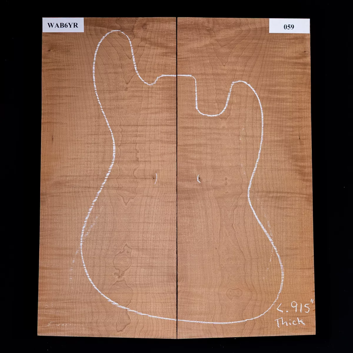 Haut sculpté torréfié en érable à grosses feuilles et flammes - 0,9 Haut sculpté torréfié en érable à grosses feuilles et flammes - 0,9