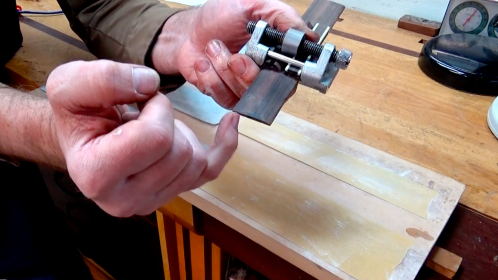 Beveling Classical Bridge Ends - Sac courrier Luthier Tips du Jour