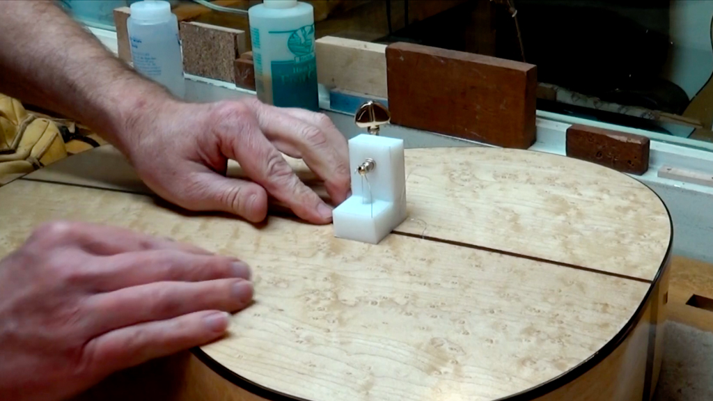 Réparation des fissures à l’aide de machines à régler - Sac à courrier Luthier Tips du Jour