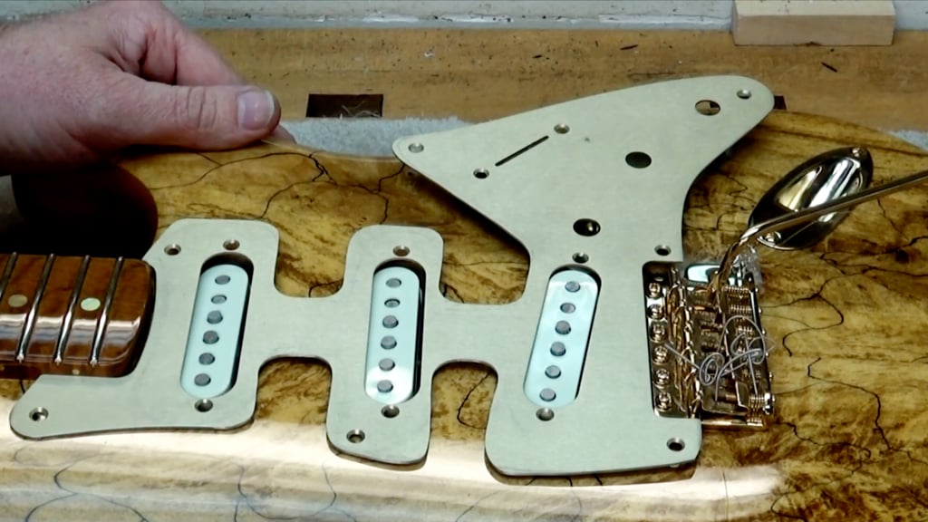 Refaçonner un Pickguard de guitare électrique - Sac à courrier Luthier Tips du Jour