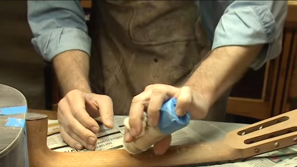 Shellac et remplissage des pores de sciure - Sac à courrier Luthier Tips du Jour