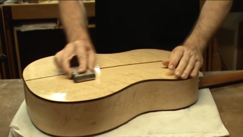 Laque royale - Sac postal Luthier Tips du Jour