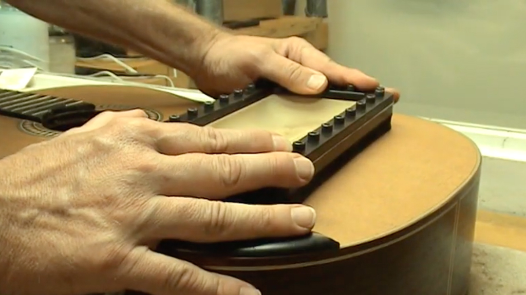 Refixation d’un pont - Sac courrier Luthier Tips du Jour