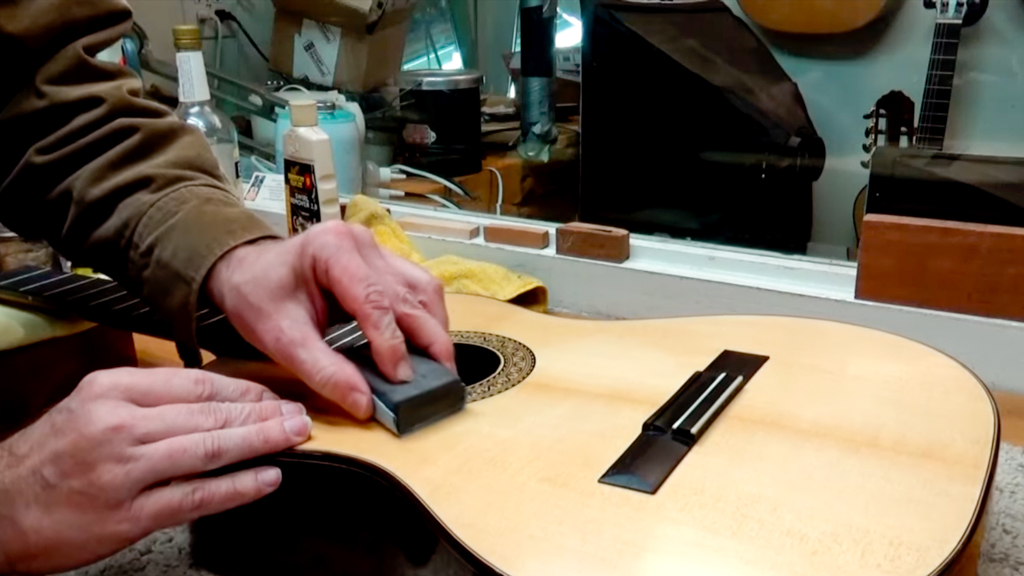 Fixing Guitar Dents - Sac postal Luthier Tips du Jour