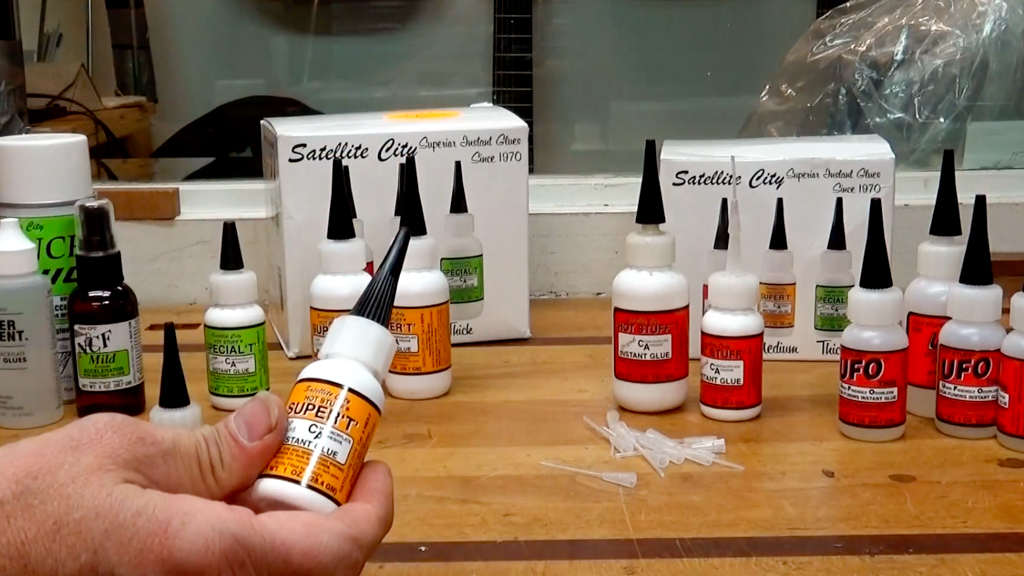 Durée de conservation des colles CA - Sac postal Luthier Tips du Jour