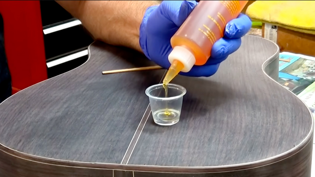 Remplissage de pores en Z-poxy - Sac à courrier Luthier Tips du Jour