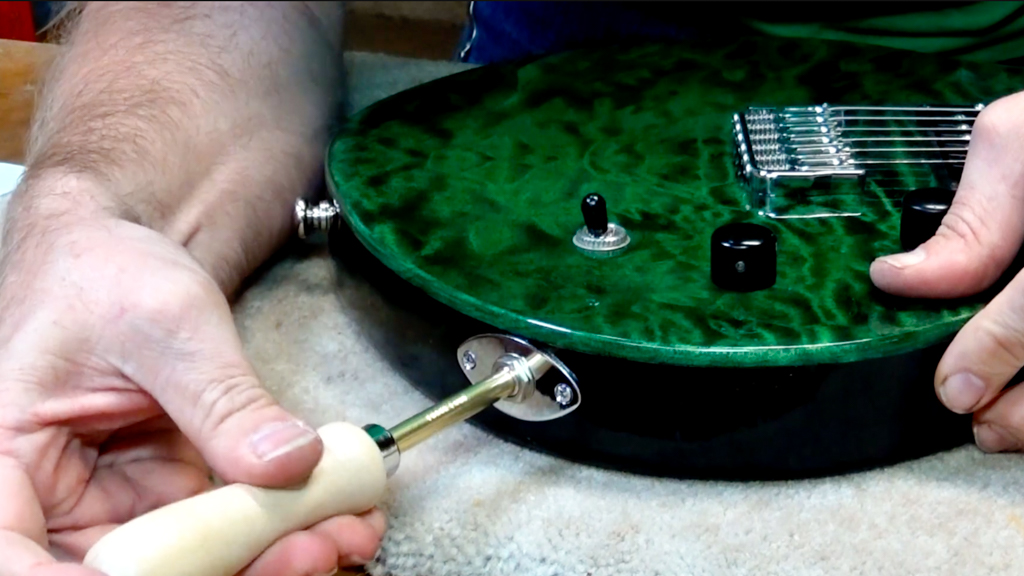 Jack The Gripper Tool - Sac postal Luthier Tips du Jour