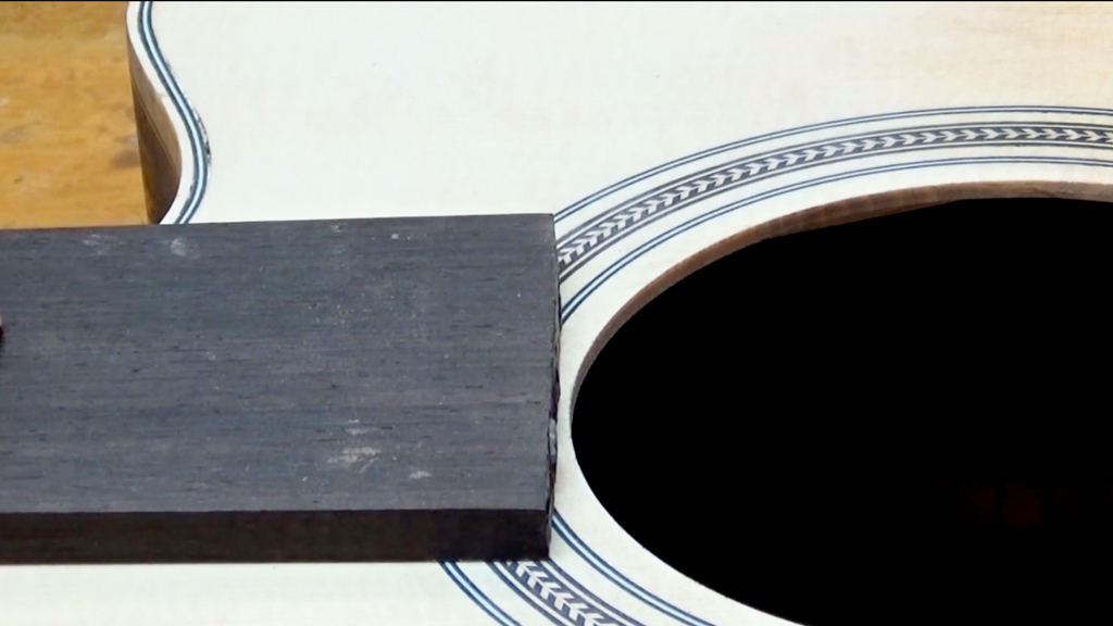 Découpe du carton à longueur - Sac postal Luthier Tips du Jour