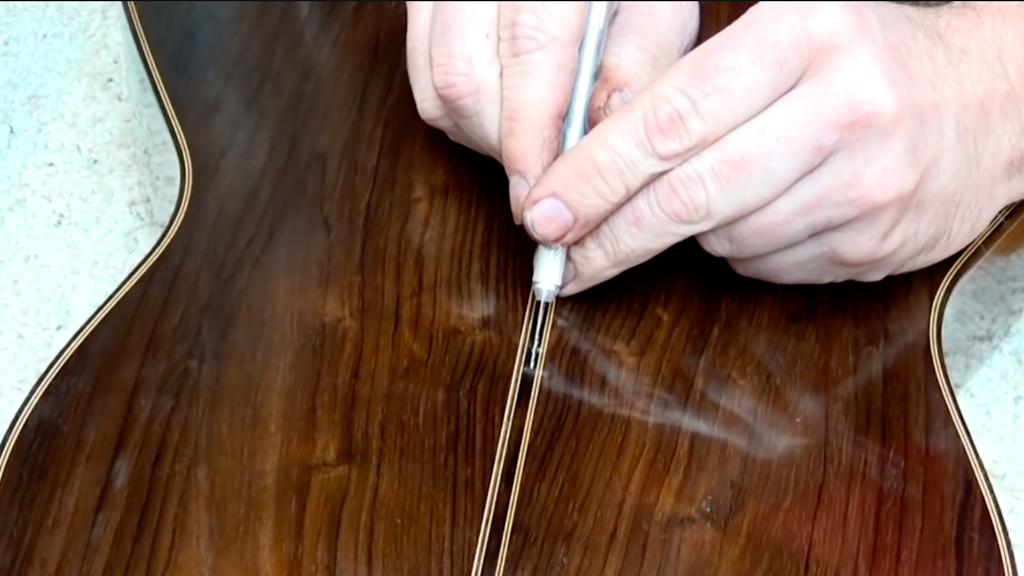 Réparation des fissures dans le dos - Sac courrier Luthier Tips du Jour