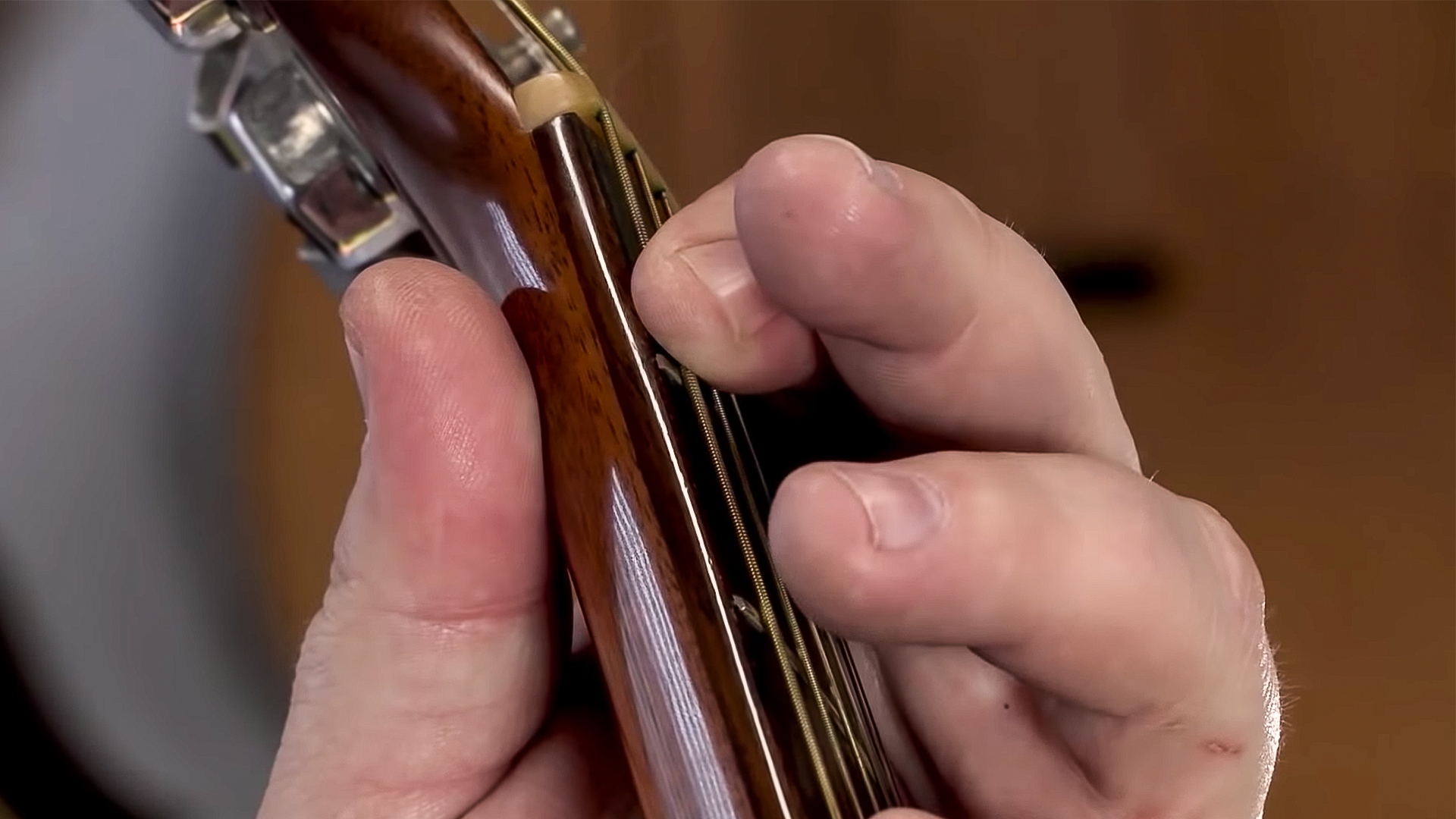 Comment régler l’action sur une guitare acoustique 